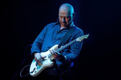 Mark Knopfler to perform in Poland