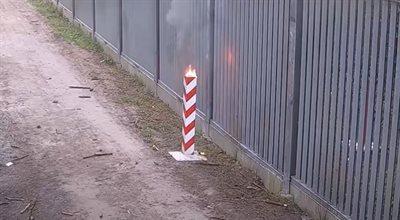 Incydent na granicy polsko-białoruskiej. Migranci podpalili znak graniczny