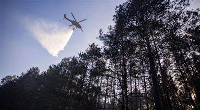 Pożar hektarów lasu na Podlasiu. W akcji dwa samoloty i policyjny Black Hawk