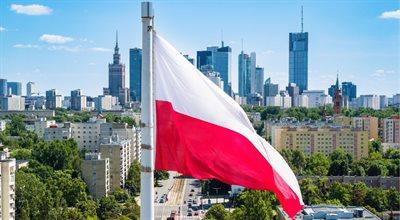 Wywieszanie polskiej flagi. Sprawdź, jak godnie i z szacunkiem ją prezentować