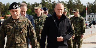 Premier Tusk na granicy z Białorusią. Będą nowe fortyfikacje. Zapowiedział brak limitów na środki