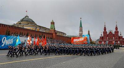 Dzień Zwycięstwa w Moskwie. Rosyjskie władze ustawiły wielki ekran na granicy z Estonią i transmitowały paradę
