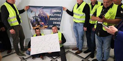Strajk okupacyjny w Sejmie. Kaczyński spotka się z protestującymi