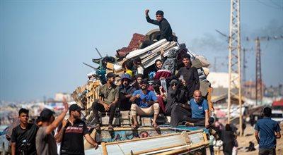 Palestyńczycy masowo uciekają z Rafah. Miasto jest wciąż ostrzeliwane przez Izrael
