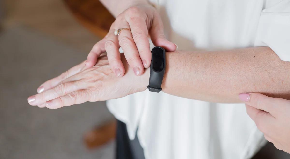 Opaska monitorująca stan emocjonalny. Czy to przełom w profilaktyce zdrowia psychicznego?