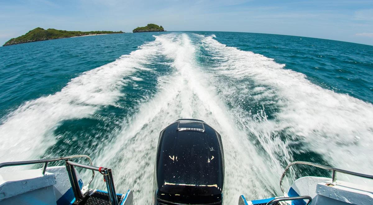 Skąd się biorą bąbelki w śladzie za obracającą się śrubą motorówki?