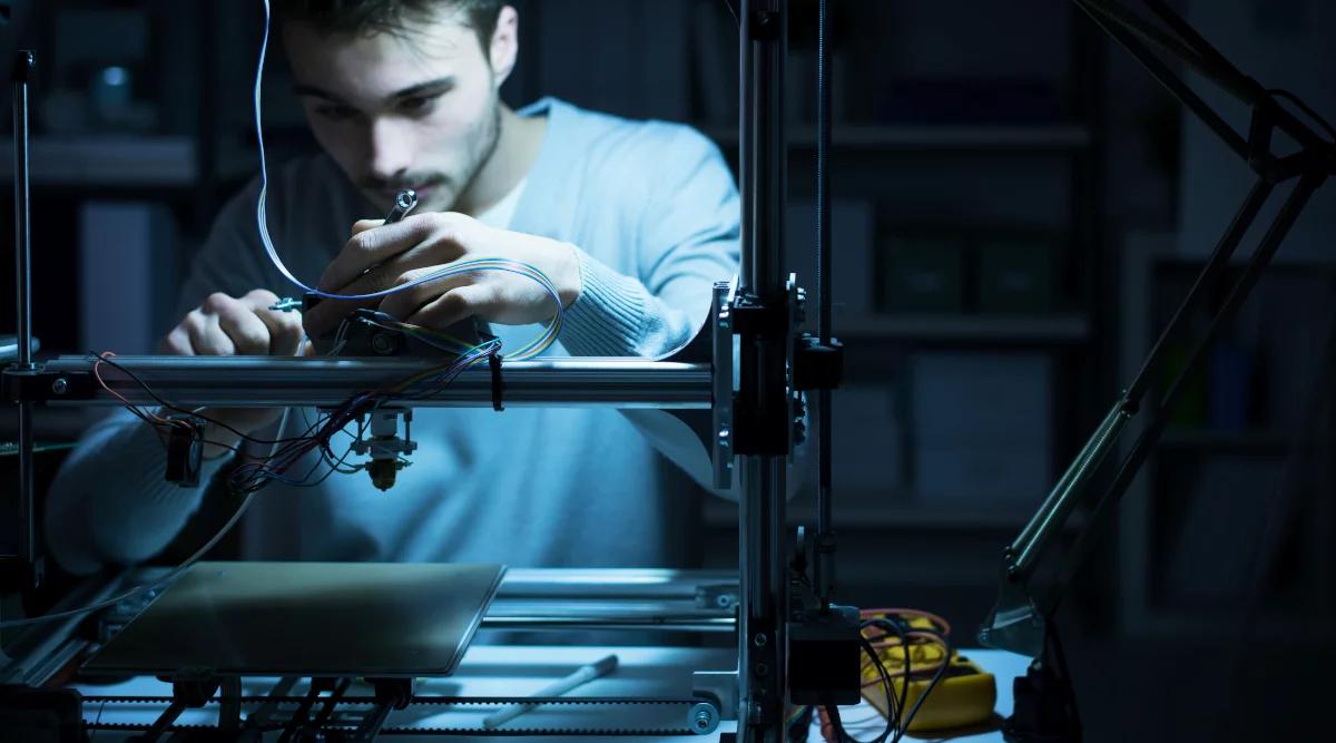 Drukarze 3D na pomoc polskim szpitalom. Drukowane gogle i przyłbice dla pracowników służby zdrowia