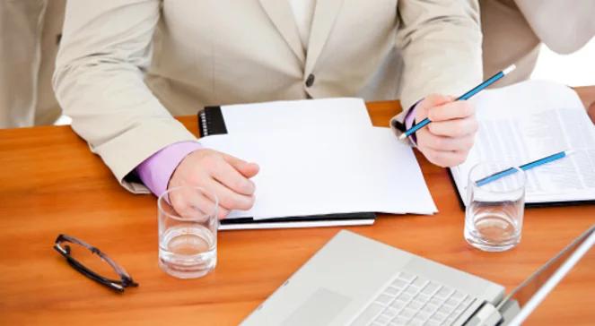 "Umowa na czas nieokreślony” – "umowa na czas nie określony”