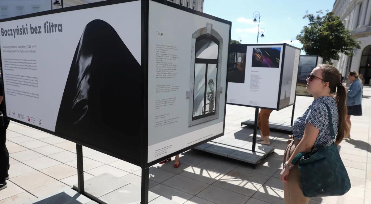 Zdjęcia inspirowane poezją Baczyńskiego przed stołeczną Kordegardą