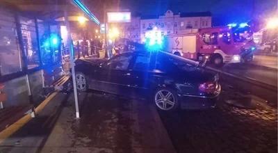 Groźny wypadek w Piotrkowie Trybunalskim. Mercedes wjechał w przystanek autobusowy