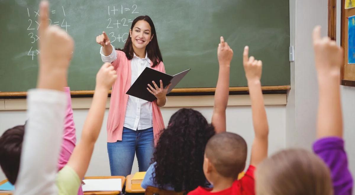 Jak to jest z nauczycielami: ile pracują, ile zarabiają, jak dużo mają wolnego?