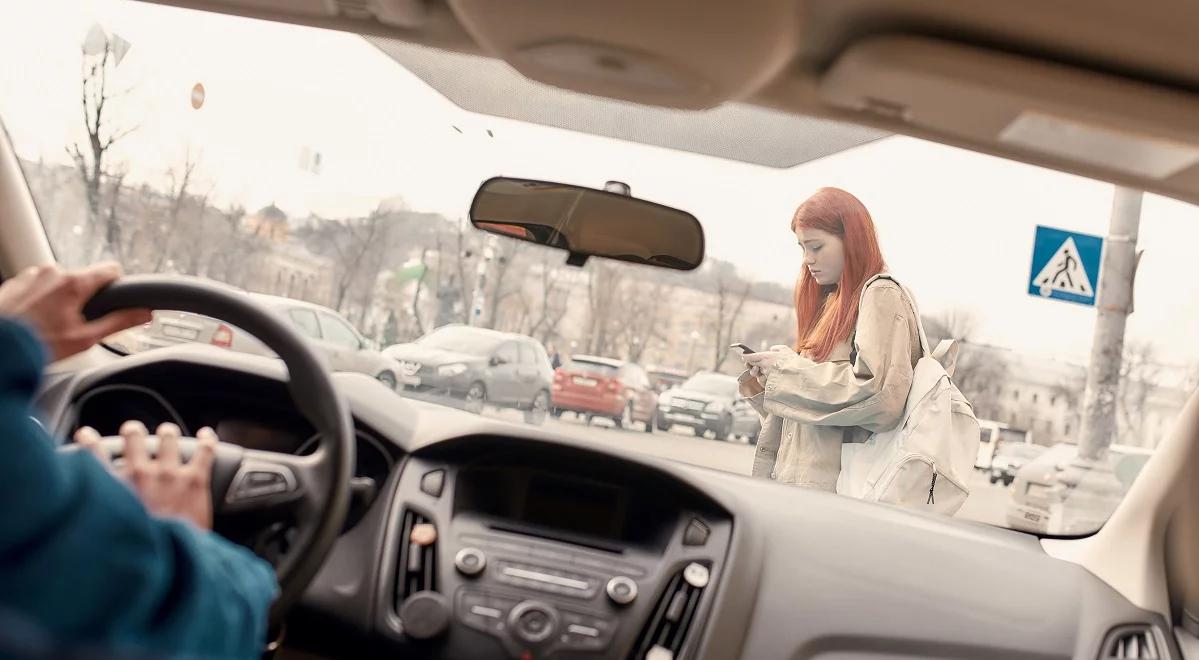 Smartfony w ruchu drogowym – problem pieszych i kierowców