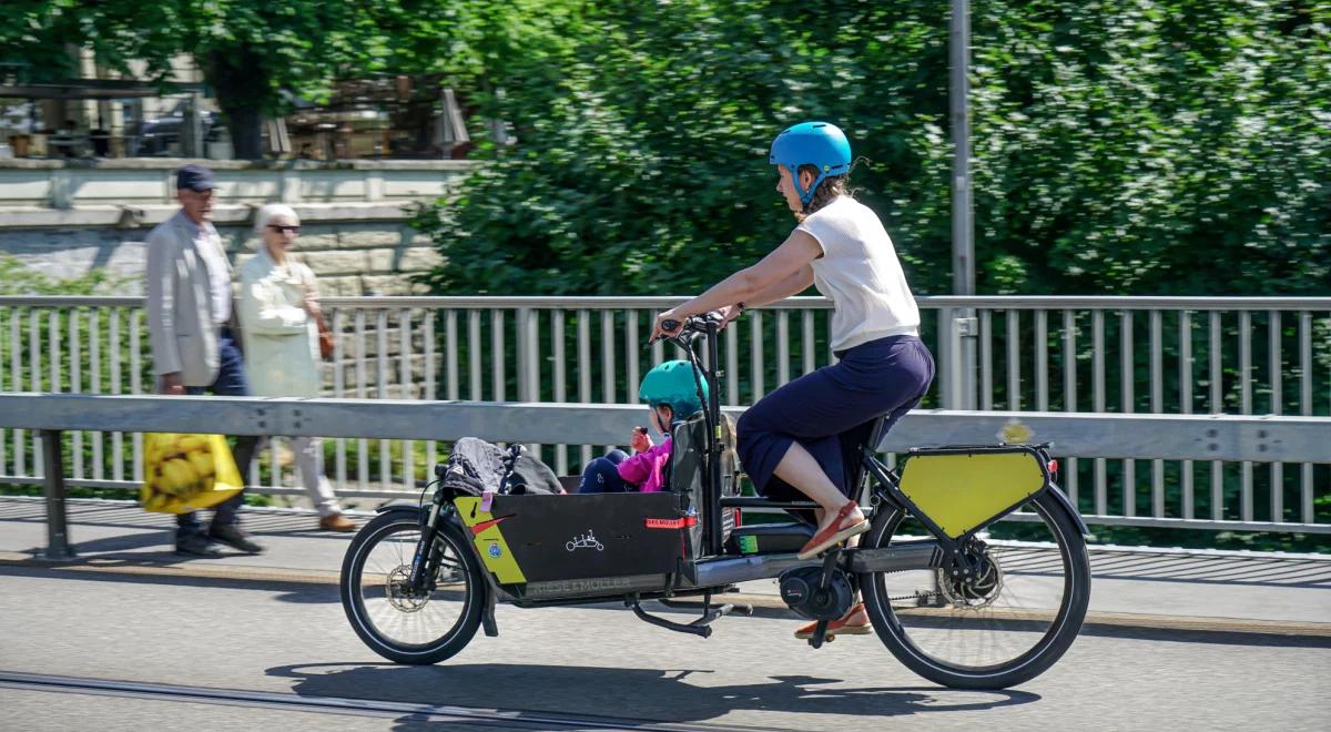 Rower, hulajnoga, transport publiczny – czy jest dobra alternatywa dla samochodu?
