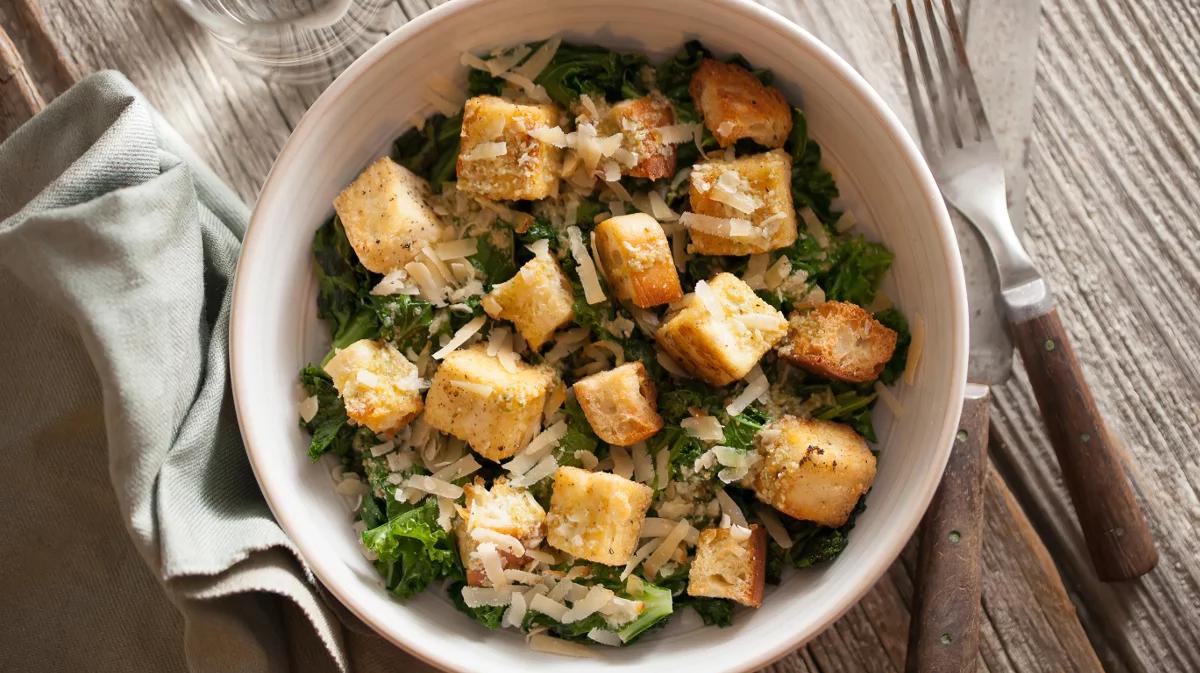 Sałatka Cezar bez kurczaka i majonezu? Da się!