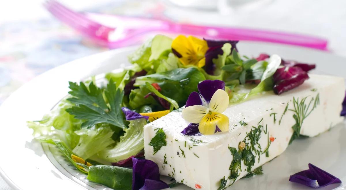 Wiosenne kwiaty na... talerzu