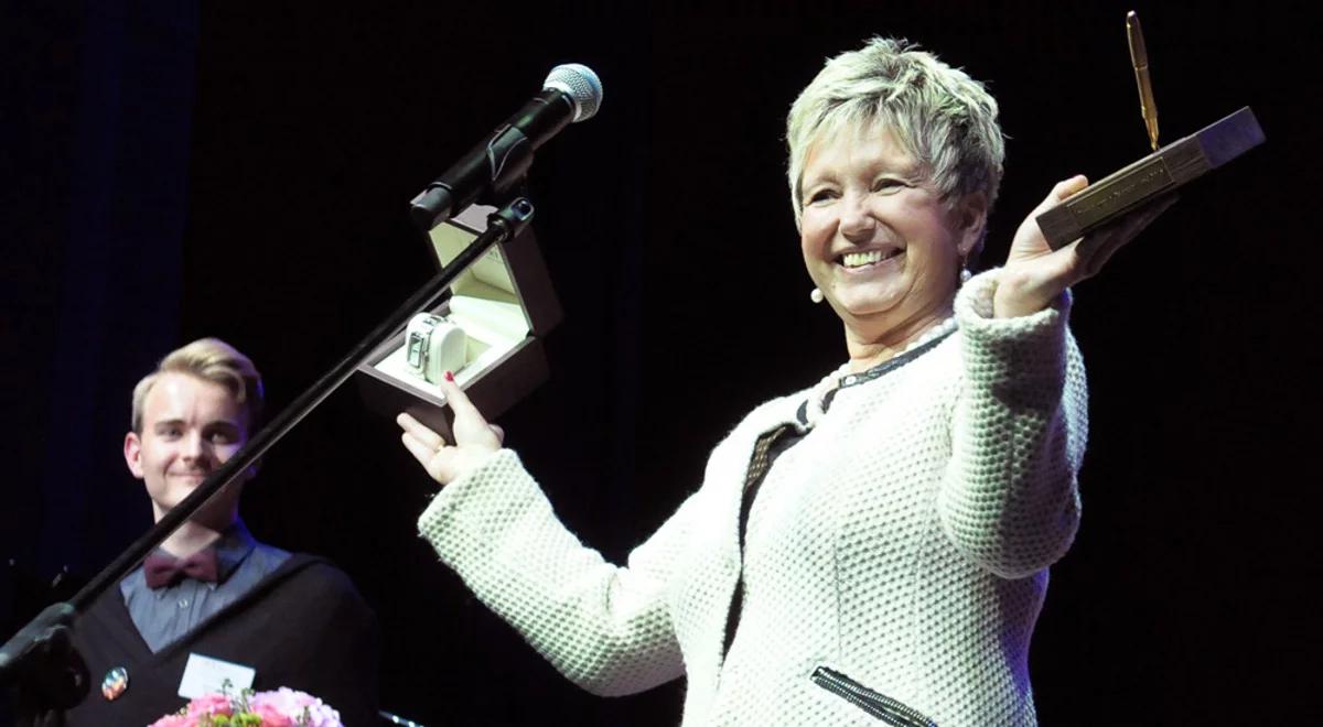 Zofia Sylwin ze statuetką "Zasłużony dla polskiej piosenki"