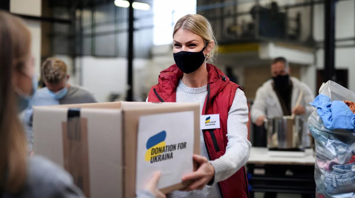 Od małej zbiórki garażowej do akcji na światową skalę. Magazyn darów dla ukraińskich uchodźców w Zamojskich Zakładach Zbożowych