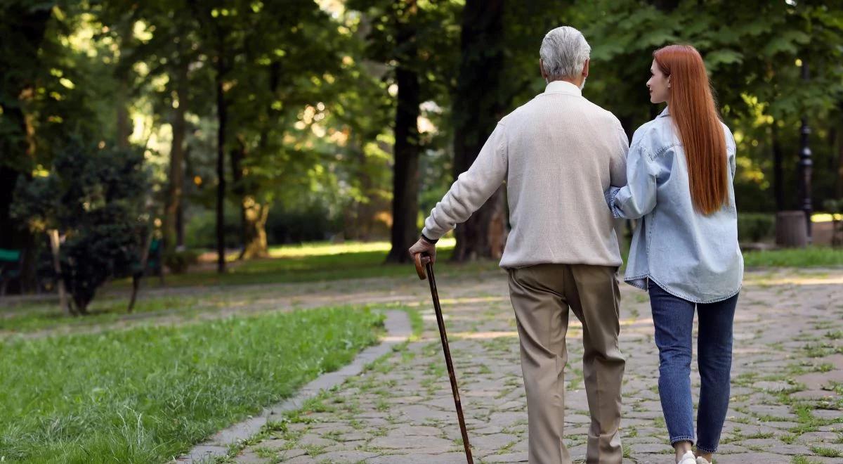 Bądźmy uważni na seniorów: kampania społeczna #JestemTuCZEKAM