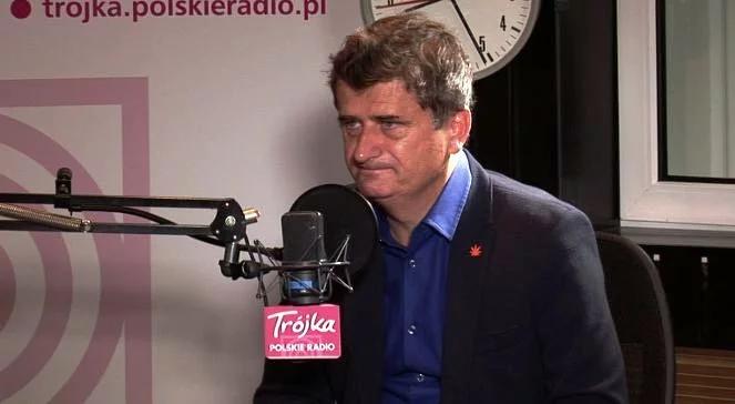 Palikot: Tusk leży krzyżem przed biskupami