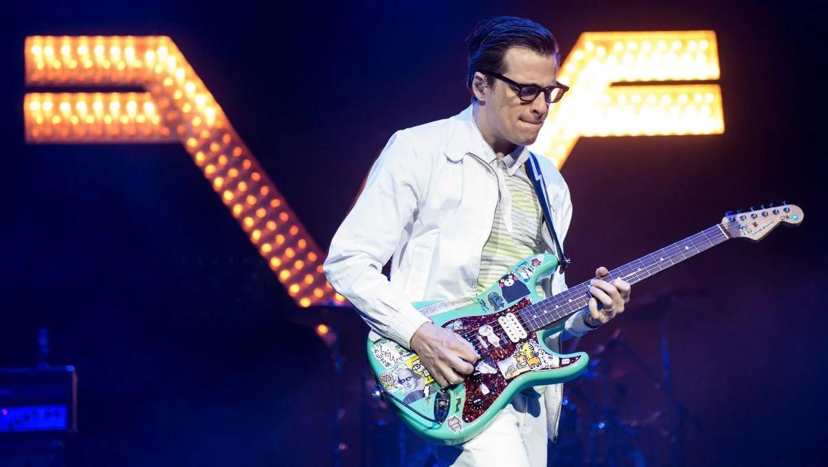 Przebój Weezer uratowany przez producenta. Historia piosenki "Buddy Holly"