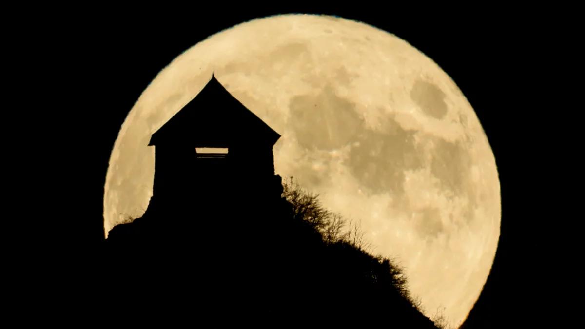 "Trzecia strona Księżyca" między sacrum a profanum