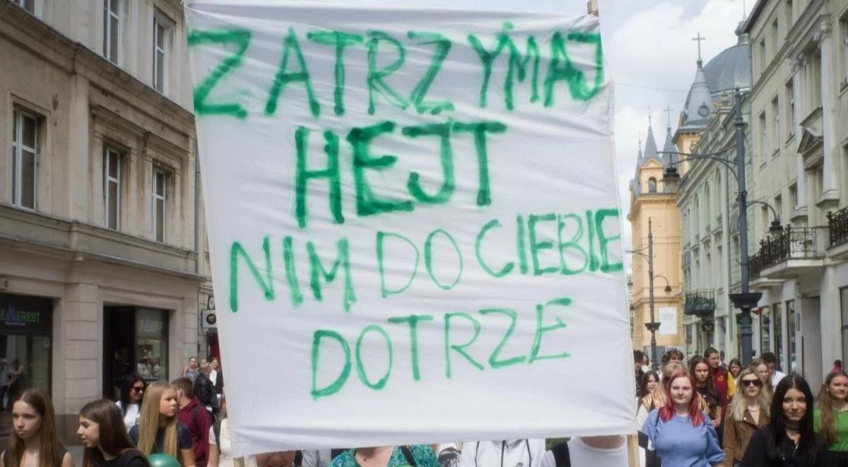 Samozwańcze "patrole moralne" – to nowa forma przemocy rówieśniczej. Czy tylko?