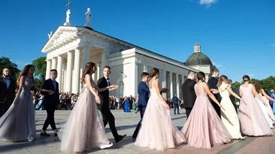 Ponad 140 par maturzystów ze szkół polskich zatańczyło poloneza w sercu Wilna