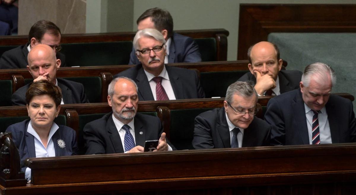 Szef MON pozostaje na stanowisku