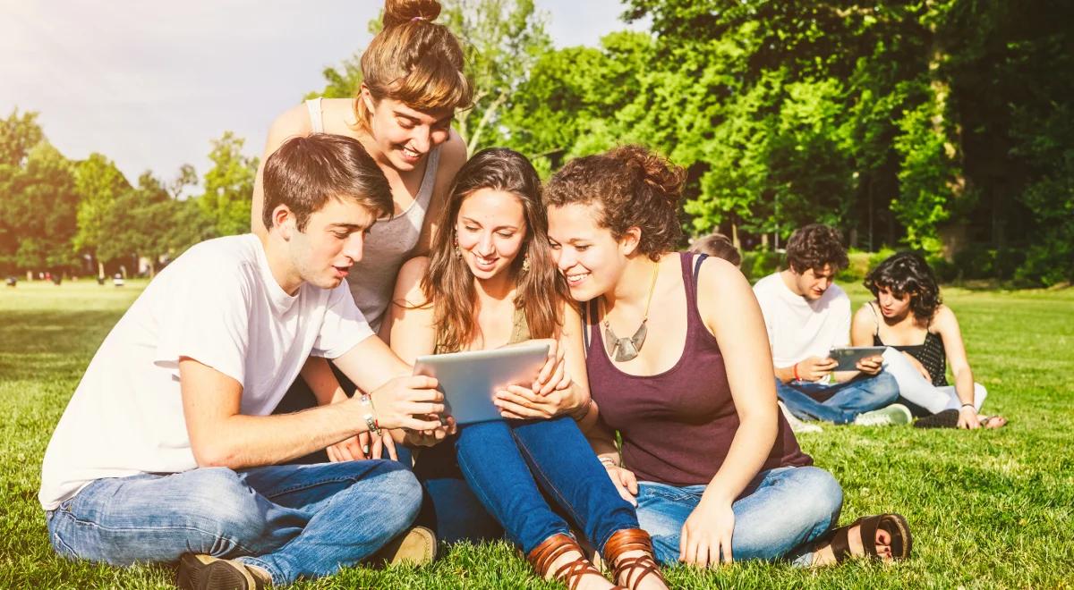 O młodzieży "zwolnionej z teorii" 