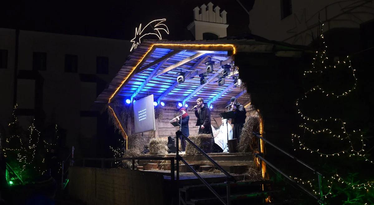 Żywa szopka w Krakowie już po raz 31. Kolędowanie z Markiem Piekarczykiem