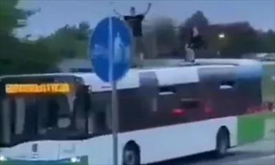 Jechali na dachu autobusu. Niebezpieczny trend już w Polsce