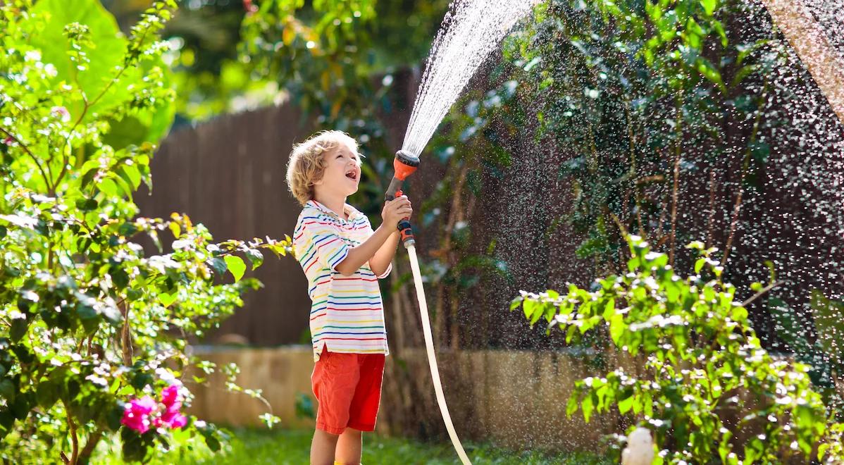 Oszczędzajmy wodę! Samorządy apelują o rozsądne gospodarowanie zasobami w czasie upałów