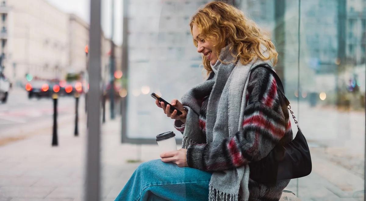 Internetowe aplikacje ułatwiają podróżowanie komunikacją miejską