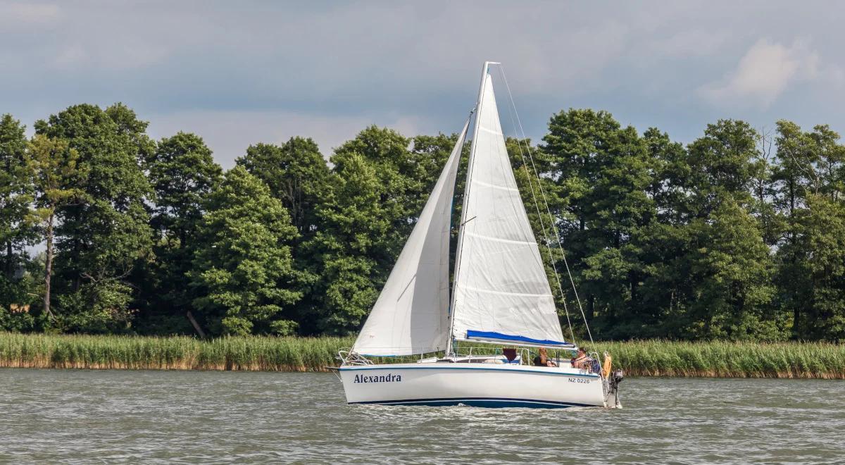 Plastik zasypuje Ziemię, a mikroplastik jest już wszędzie. Naukowcy zbadali Mazury: jest źle