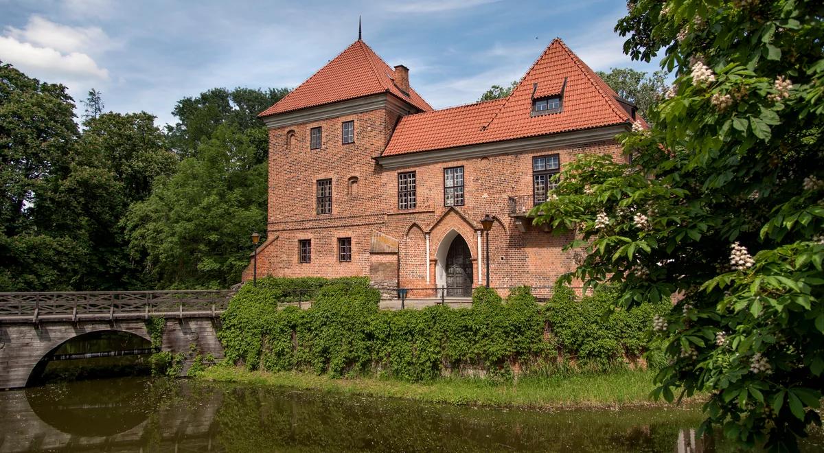 Oporów. Gotycki zamek na wodzie