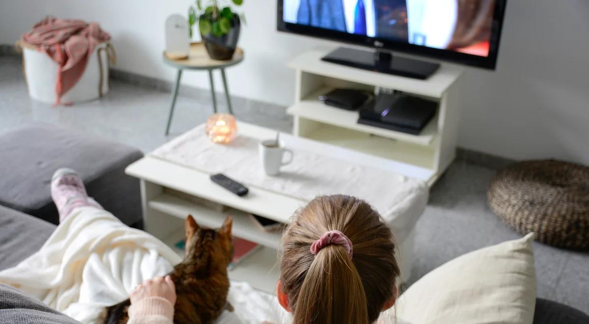 Binge-watching: tylko moda, czy już groźne dla zdrowia uzależnienie od seriali?