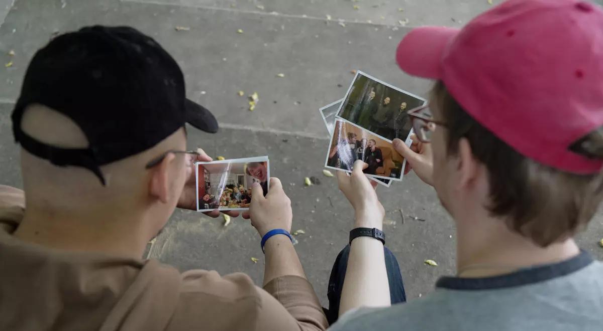 "Klub Trójki. Audiodokument": stereotypy męskości i trudne emocje. Premiera reportażu "Dalej trzymamy się razem"