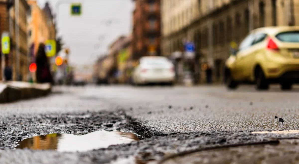 Dziury w drodze – czy jesteśmy na nie skazani?