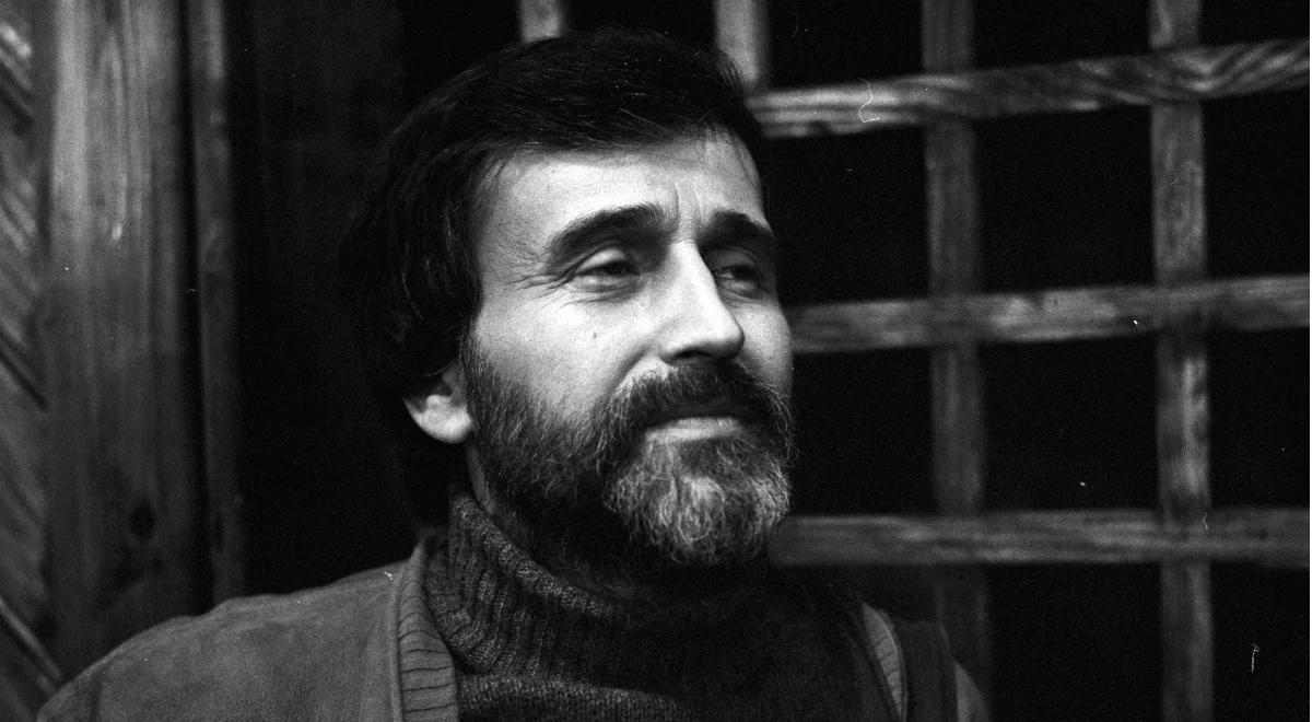 Usiłować się nie nudzić i być wolnym… Wspomnienie o Janie Nowickim 