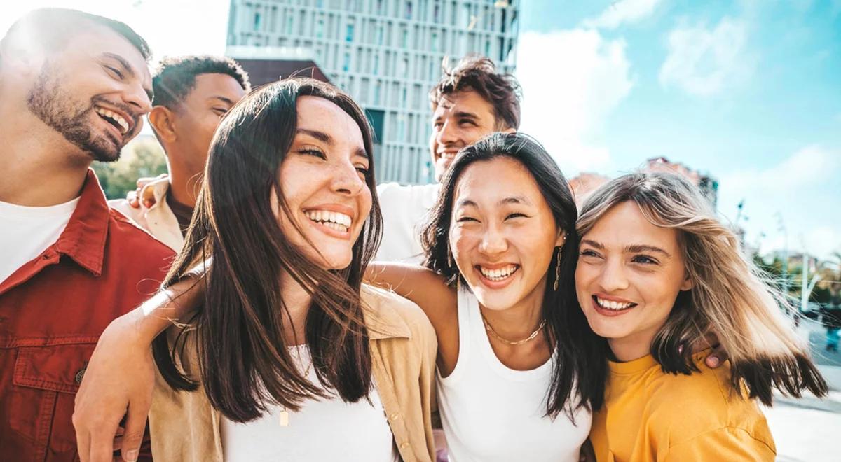 "Skok w dorosłość" - młodsza część pokolenia Z ceni rodzinę, zdrowie i przyjaciół  