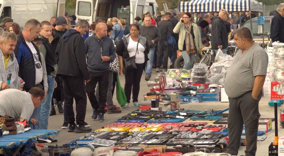 Dla jednego śmieć, dla innego skarb – rośnie popularność targów staroci i wyprzedaży garażowych