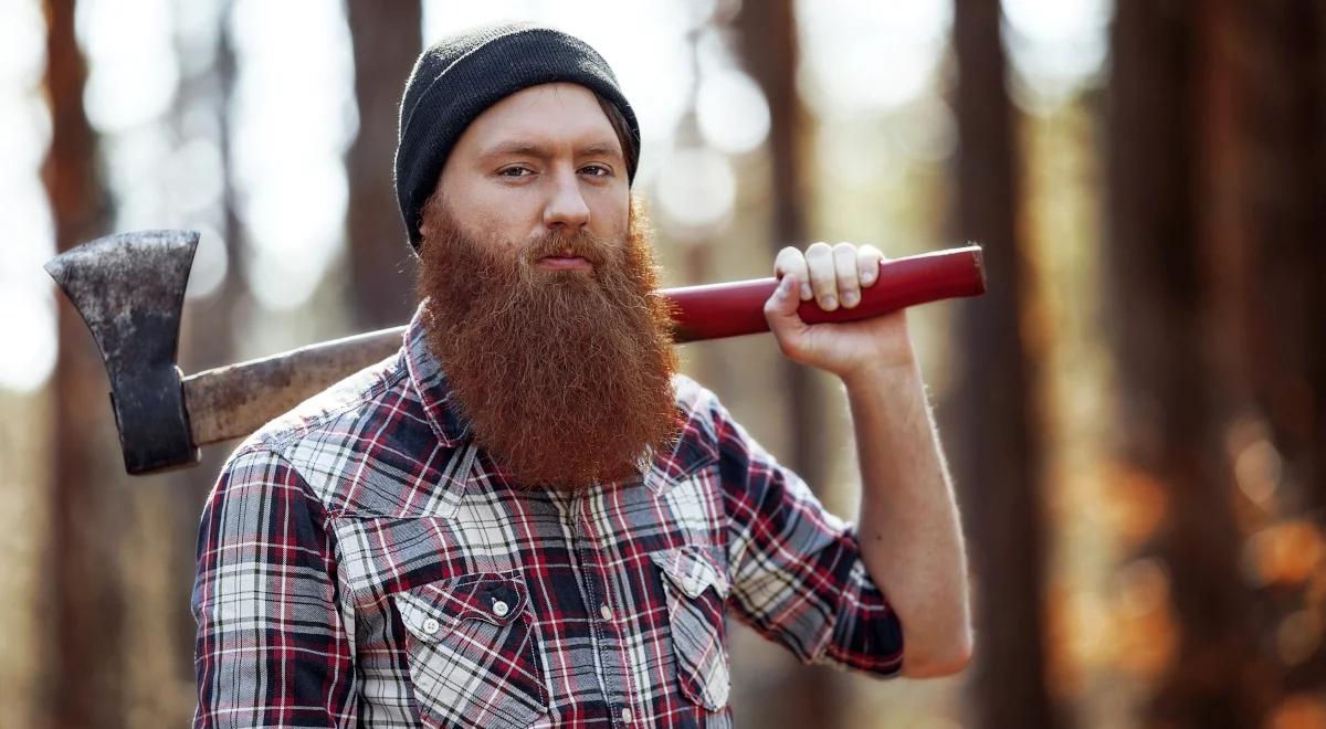 Brodaty, umięśniony, w kraciastej koszuli? Niekoniecznie. Dzisiaj Dzień Drwala