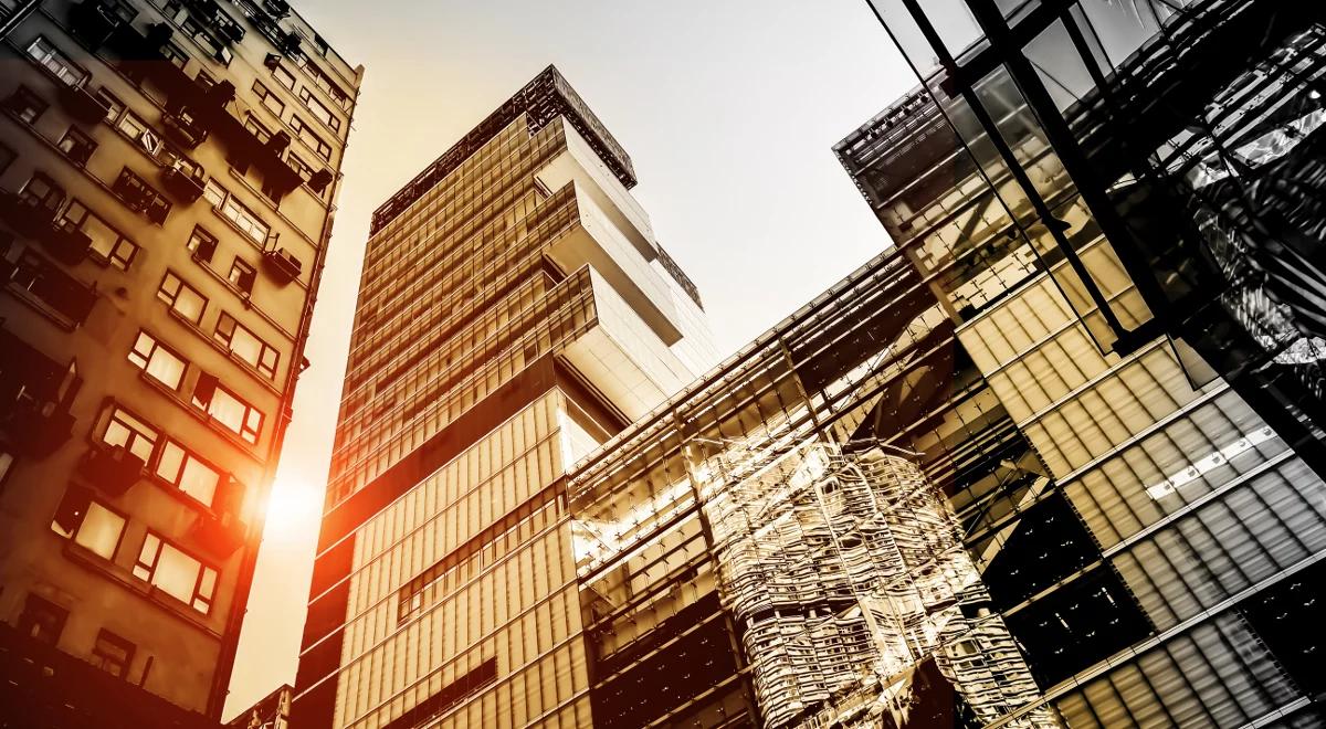 Koniec z zaglądaniem w okna sąsiadom? Prawo budowlane ma być bardziej ludzkie