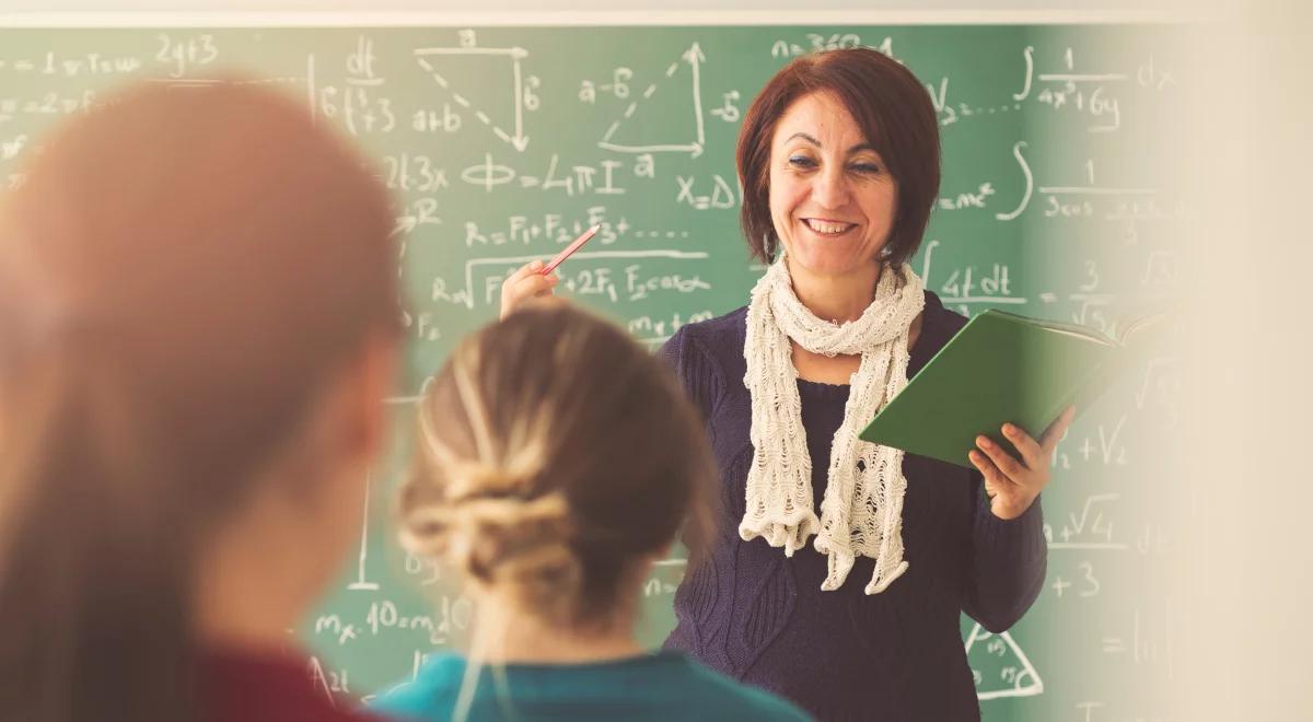 Z jakimi wyzwaniami mierzą się nauczyciele i jak postrzegają swoją pracę?