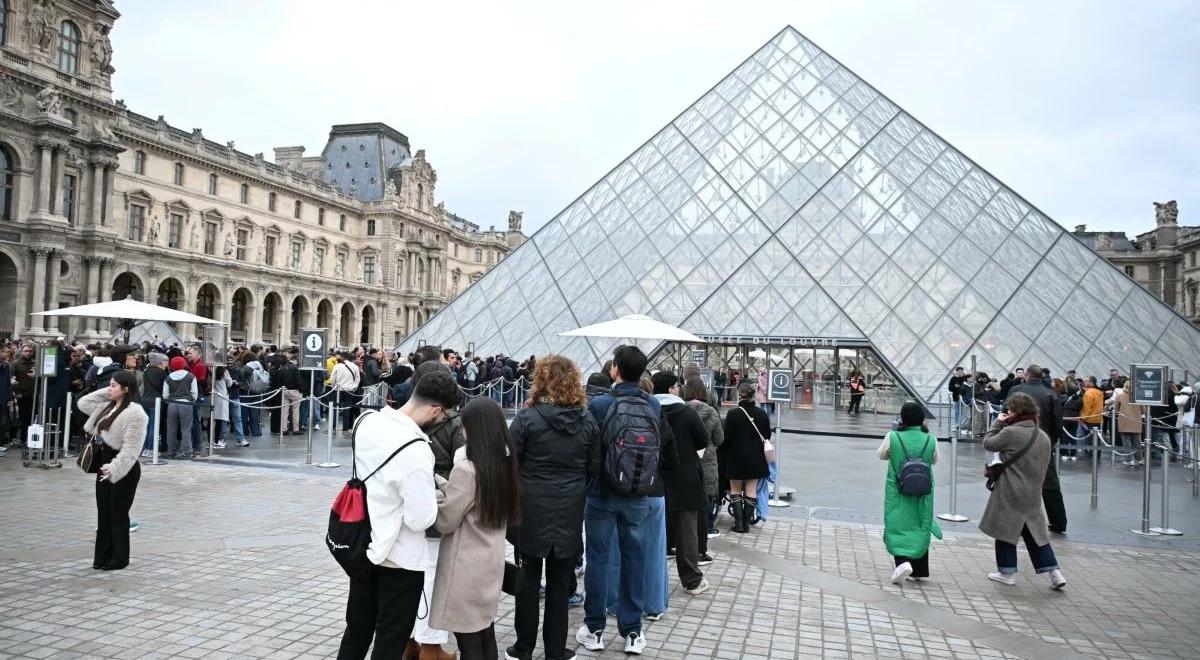 Luwr znów otwarty dla zwiedzających. Sprawcy kradzieży dalej na wolności
