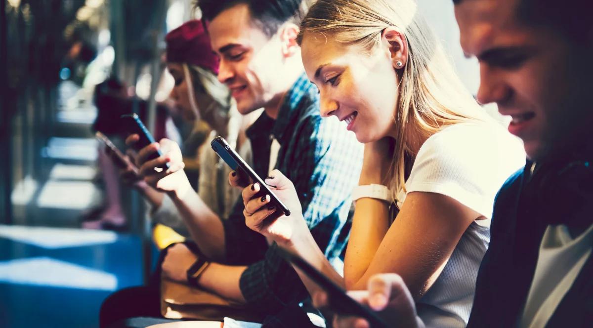 Czy pokolenie Z radzi sobie lepiej od innych z wyzwaniami świata cyfrowego? 