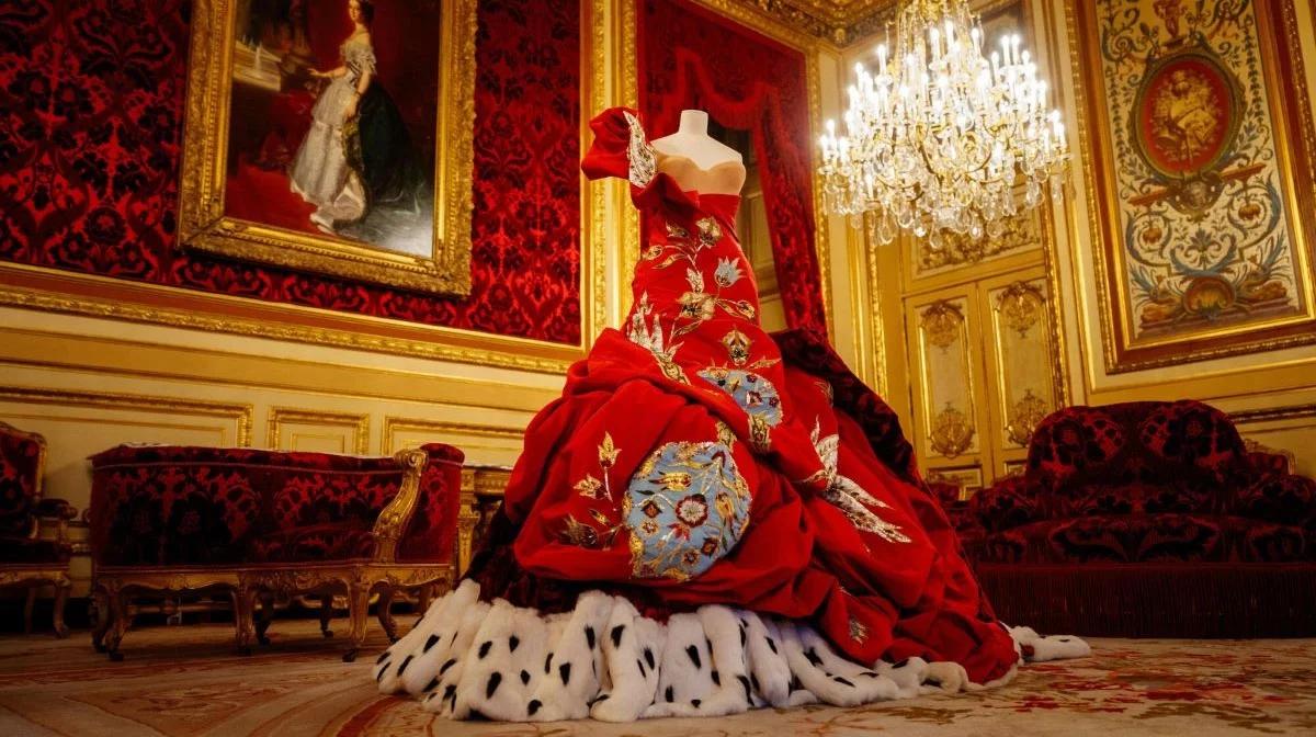 Ostatnie dni wystawy mody w Luwrze. Słynne krawiectwo i wielka sztuka