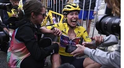 "Kieszonkowa kolarka" Katarzyna Niewiadoma wygrała Tour de France: kompletne szaleństwo