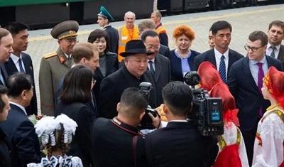 Kim Dzong Un przybył do Władywostoku na spotkanie z Władimirem Putinem. Powitano go chlebem i solą