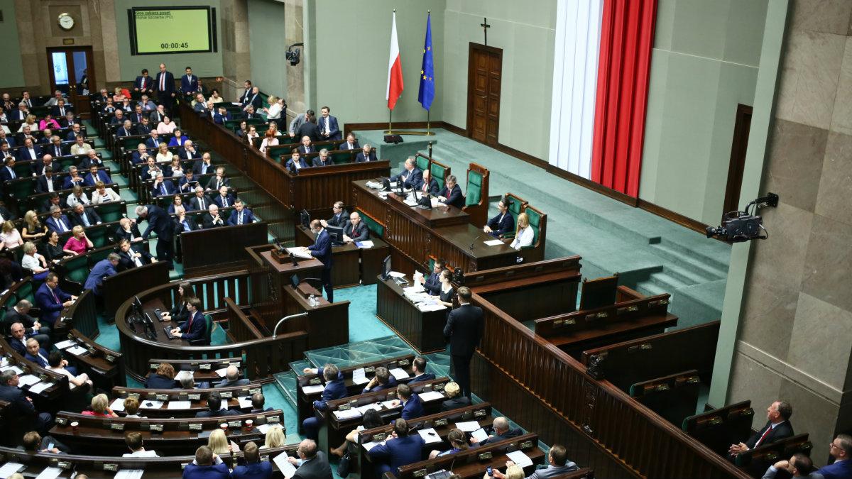 Podwyżki dla urzędników. "PiS się przestraszył krytyki"